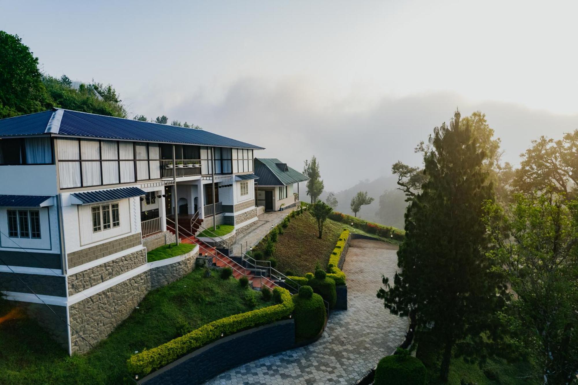Misty Courtyard Resort Chinnakanal Екстериор снимка